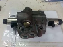 84076948 Клапан підйому жатки 660 New Holland