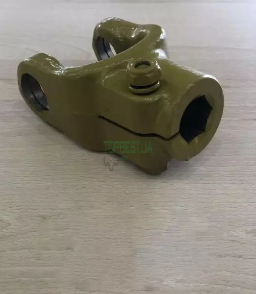 AXE28943 Вилка карданного валу привода жатки John Deere