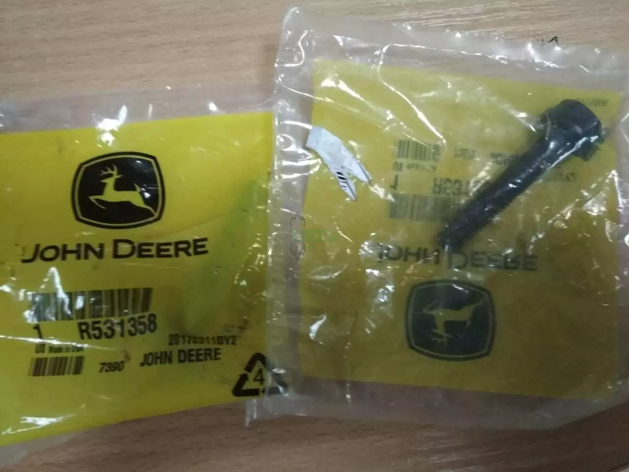 R531358 Гвинт фіксації ступиці John Deere