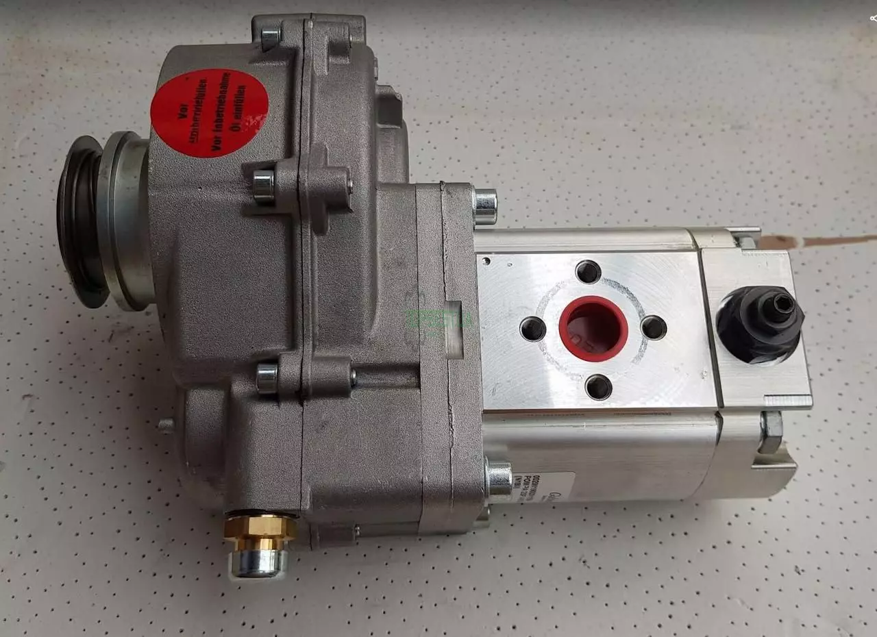 AC871926 Редуктор в зборі з насосом ML 32-3-1/3 Kverneland